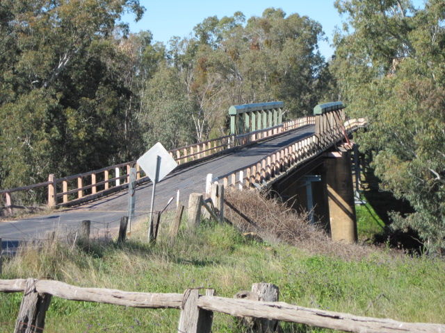 Gooloogong Bridge area- old Bridge