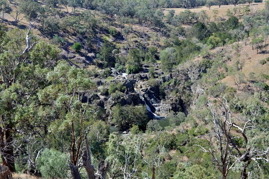 Junction Reefs Dam Wall - Belubula river - Waterfall Junction Reefs Dam Wall - Belubula river - Waterfall