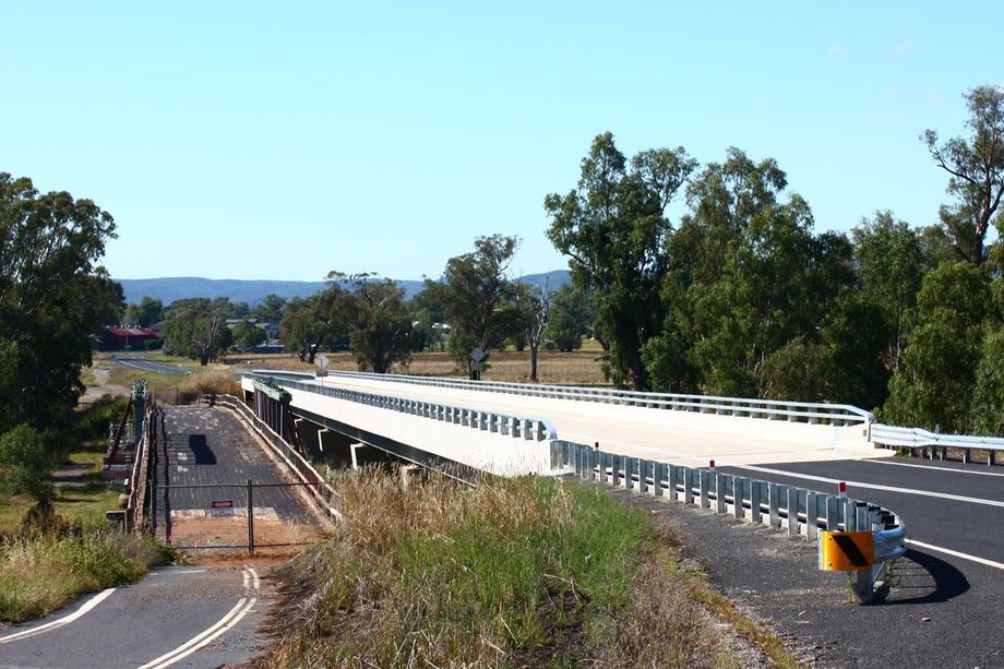 New and old bridges over Lachlan at Gooloogong Bridges,new and old Gooloogong