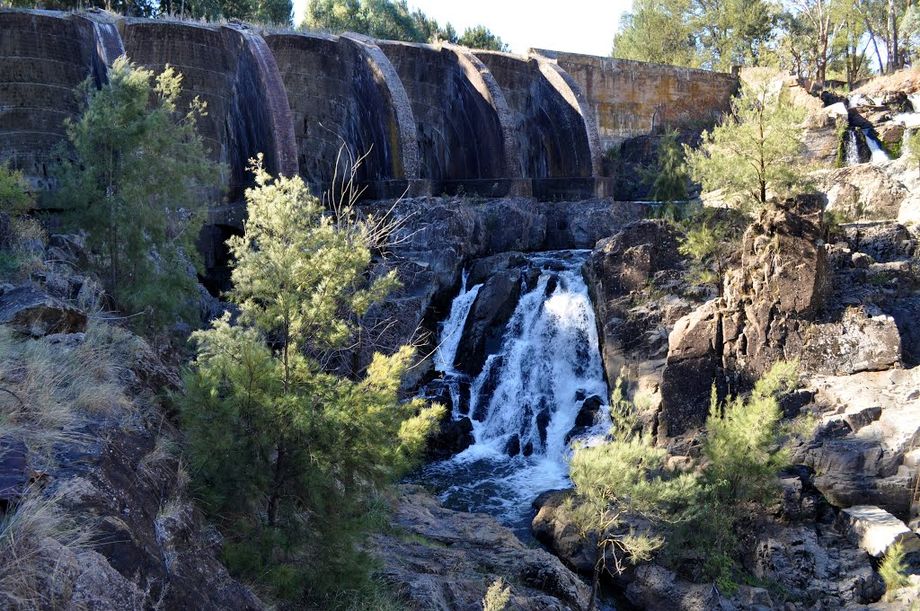 Junction Reefs Dam Wall - Belubula river - Down stream Junction Reefs Dam Wall - Belubula river - down stream